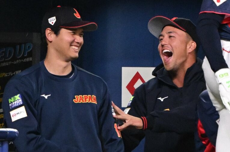 すっかりチームの中心となった大谷翔平とラーズ・ヌートバー。ベンチでも連日この笑顔 ／ photograph by 日刊スポーツ／アフロ