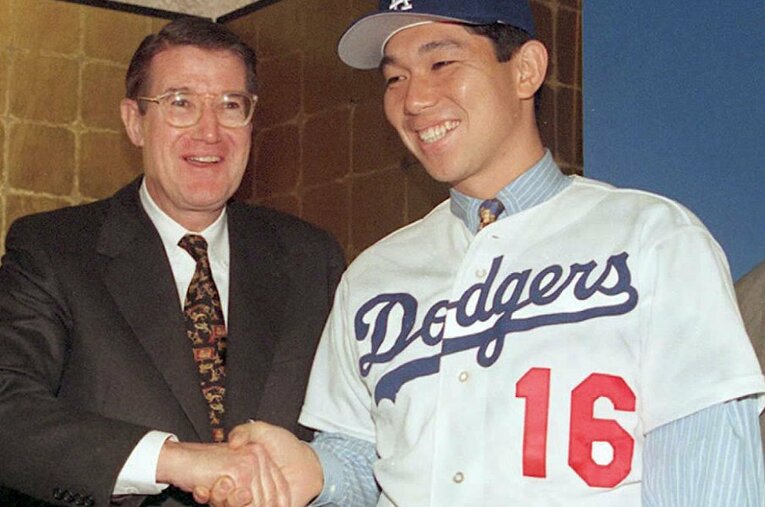 1995年2月13日、ドジャース入団会見でオマリー会長と握手を交わす野茂英雄 ／ photograph by JIJI PRESS