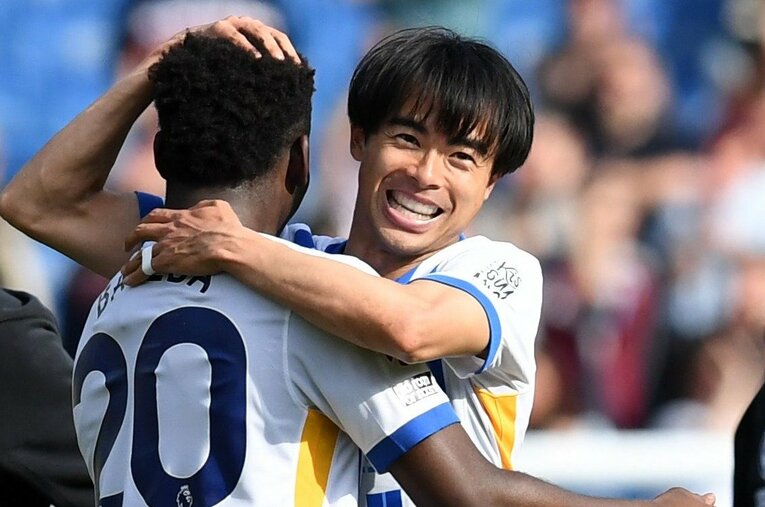 4月26日ウエストハム戦。試合終了30秒前の劇的逆転劇で笑顔を見せる三笘薫（27歳） ／ photograph by AFLO