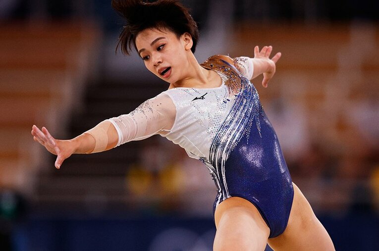 体操・村上茉愛は女子個人初となるオリンピックメダリストになった。男子が大きな注目を集める中、抱いてきた思いとは ／ photograph by Getty Images