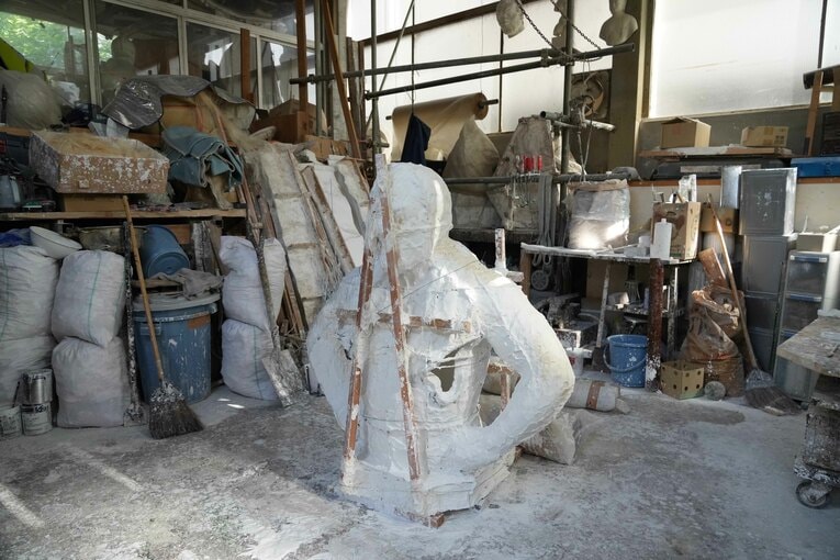 井野さんのアトリエの中での猪木像