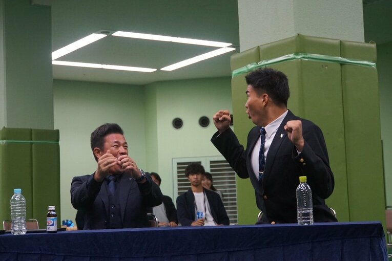 オリックス3位指名、山口廉王（仙台育英高）。ドラフト指名の瞬間。思わず立ち上がる本人、須江航監督も拍手【3枚目／全4枚】 ©Kei Nakamura