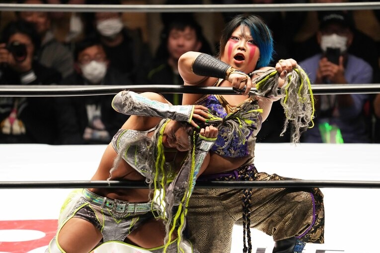 ハサミでジュリアの髪を切る刀羅ナツコ。2月17日、後楽園ホール　©Essei Hara