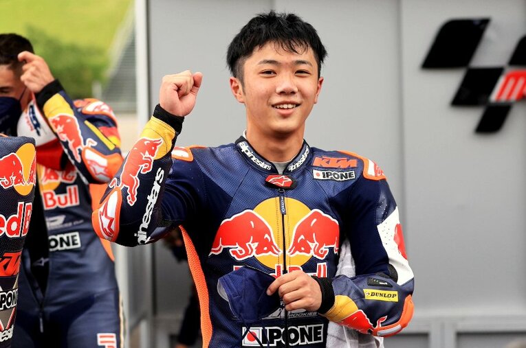 デビューウインを果たしたルーキーズカップ・イタリア大会のレース後、笑顔を見せる古里太陽 ／ photograph by Satoshi Endo