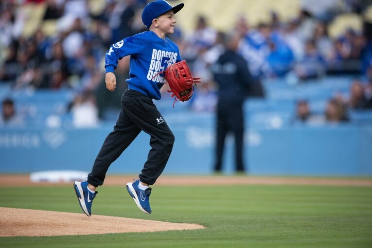 【“大谷とおともだち”長男チャーリー君とフリーマンの始球式】（全10枚中の8枚目）　©Nanae Suzuki