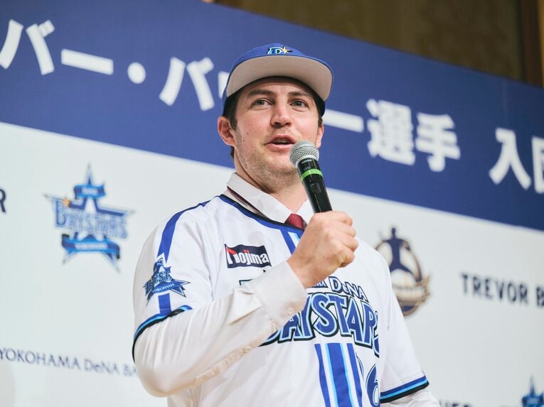 3月24日のDeNA入団会見。スーツ→ユニフォーム姿に　©Yuki Suenaga