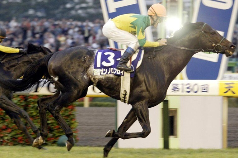 2004年の天皇賞・秋を制したゼンノロブロイ。鞍上はペリエ騎手。 ／ photograph by KYODO