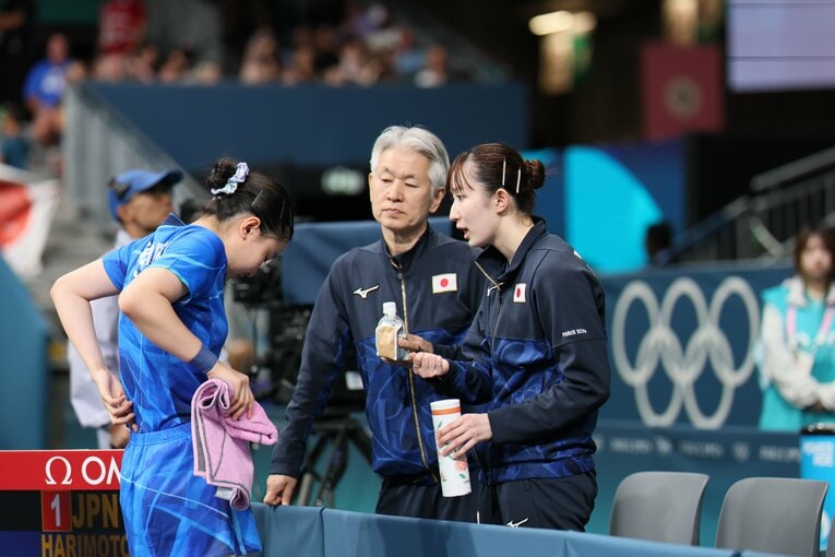 準決勝ドイツ戦、早田が張本に声をかける　©Kaoru Watanabe/JMPA