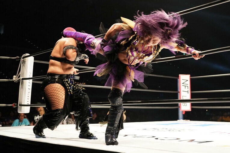 エプロンでの強烈なキックも　©Essei Hara