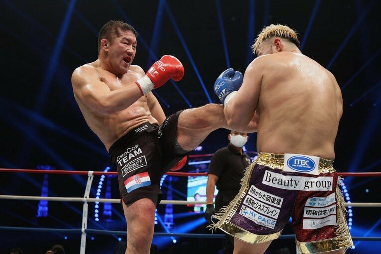 石井は蹴りも多用しながらペースをつかんだ