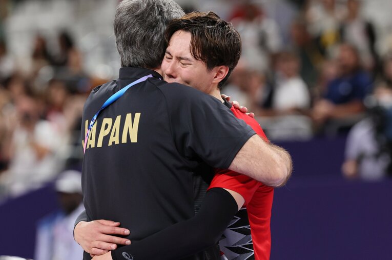 パリ五輪準々決勝のイタリア戦後、涙する高橋藍をブラン監督は優しく抱きしめた　©︎Kaoru Watanabe/JMPA