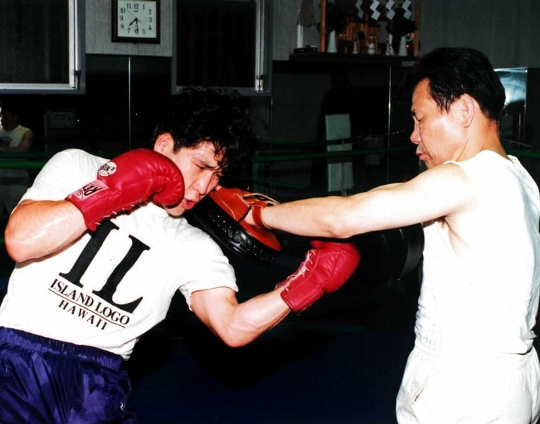 左アッパーを繰り出し汗を流す　©Koh Tanaka