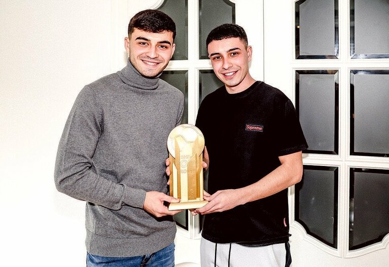 バルセロナでともに暮らす兄フェルナンド（右）と。ペドリの日々の生活を支える存在でもある