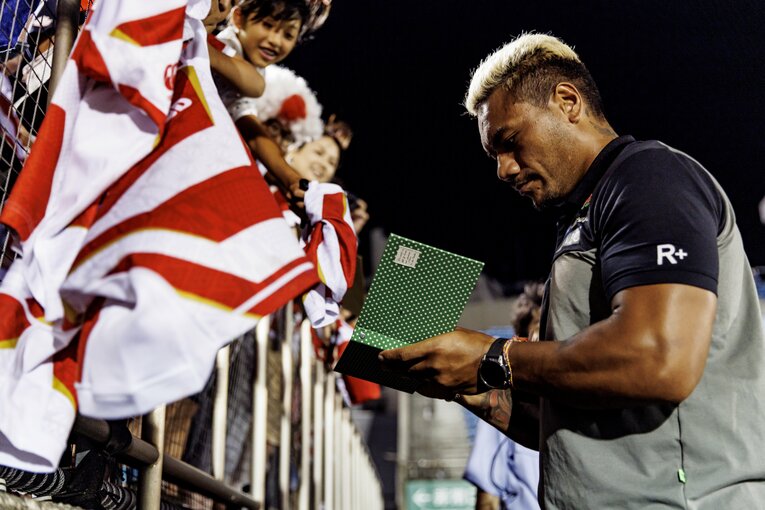 ファンのサインに対応するレメキ ロマノ ラヴァ（2023年撮影）。当時19歳の2009年に来日して以来、日本国内でプレーし、日本代表としてもW杯2大会に出場した　©︎Kiichi Matsumoto