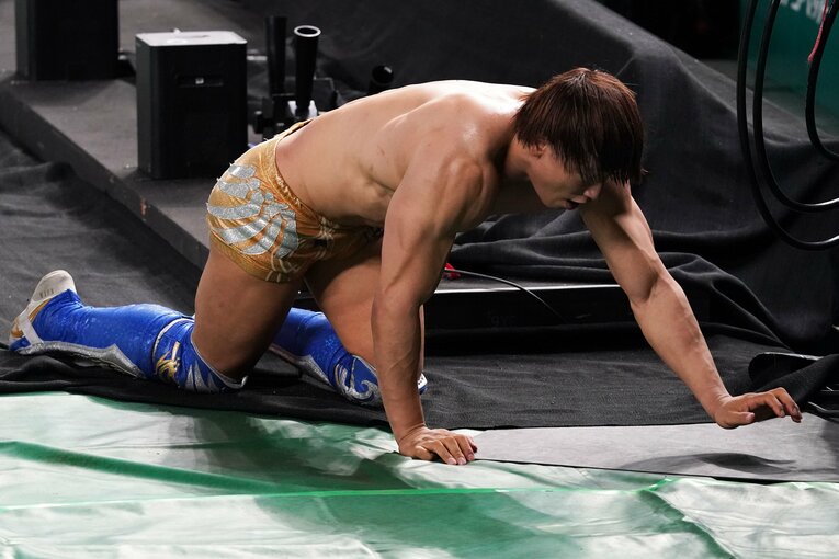 復帰戦後に、リングから這って引き上げる飯伏