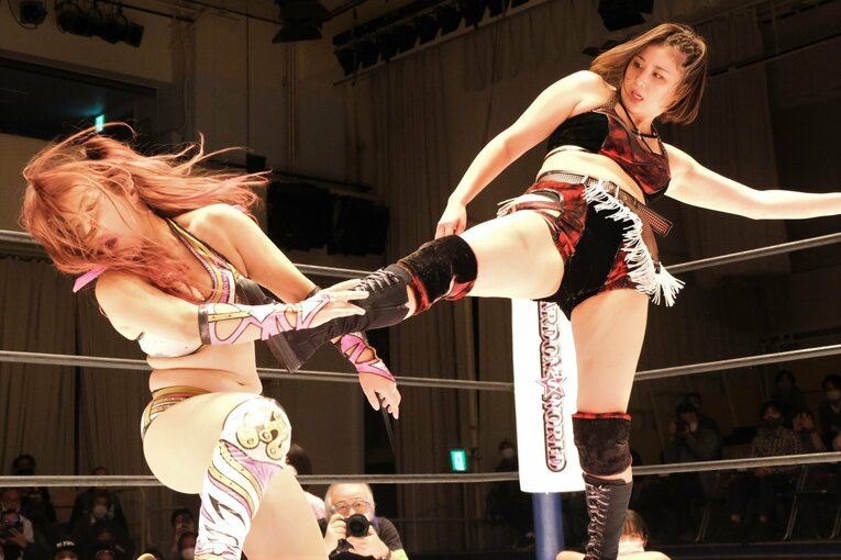 デビュー前からの友人、ひめか（右）との一戦。「スターダムはそれだけ厳しい」と思い知った©Norihiro Hashimoto