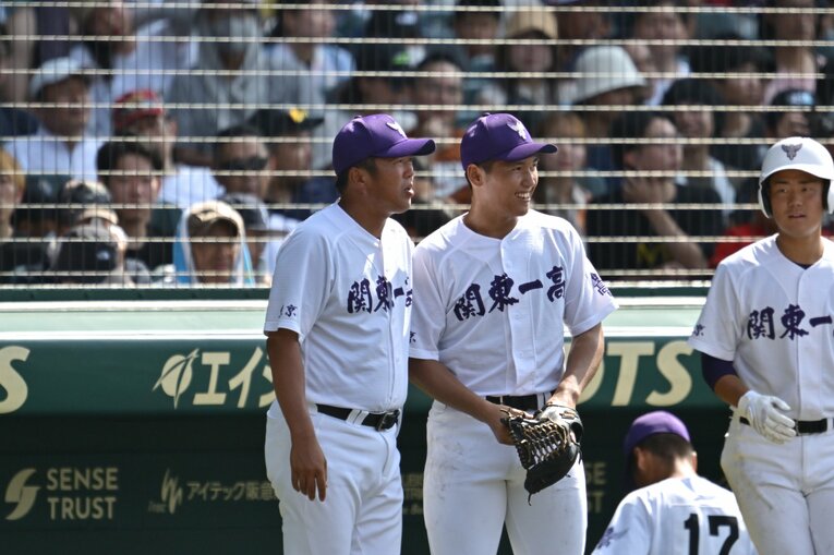 大きなジェスチャーで選手と談笑するのは準優勝・関東一の米澤監督　©Hideki Sugiyama