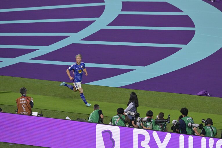 ゴール後、カメラマン席に飛び込んだ浅野　©Koki Nagahama/JMPA