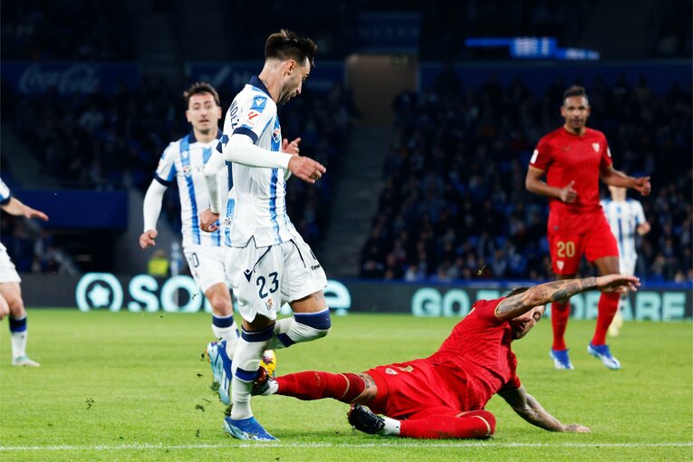 ラモスのタックルがブライスの脛に入った瞬間