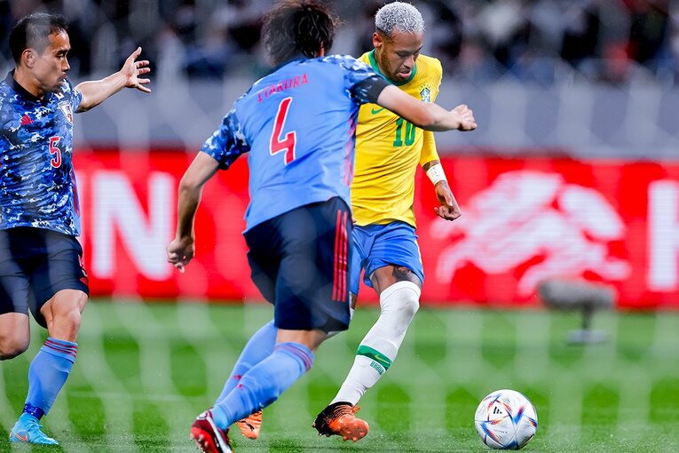 ネイマールと板倉のマッチアップ　©Kiichi Matsumoto/JMPA