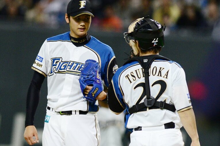 日本ハム時代、鶴岡慎也とマウンド上で会話を交わす大谷翔平（2013年） ／ photograph by JIJI PRESS