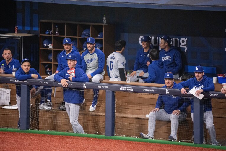 ベンチの様子（多数）。水原通訳の姿も　©Nanae Suzuki