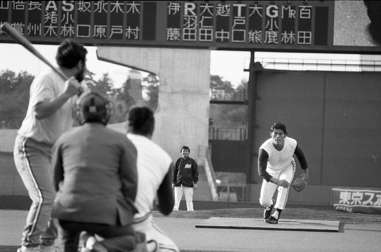 新日vs全日の野球大会でのアントニオ猪木 ／ photograph by AFLO