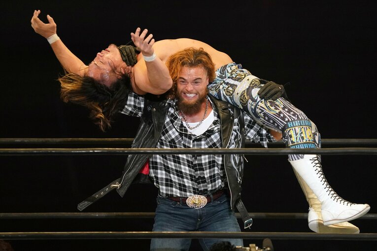 棚橋弘至をアルゼンチン・バックブリーカーで担ぎ上げるジュース・ロビンソン