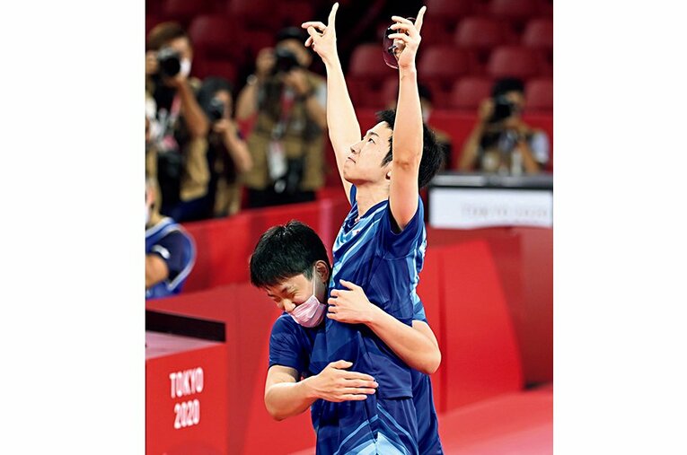 3位決定戦・第4試合で14－12、11－9 、11－8と韓国の張を圧倒。勝利の瞬間、張本が駆け寄った ／ photograph by KYODO