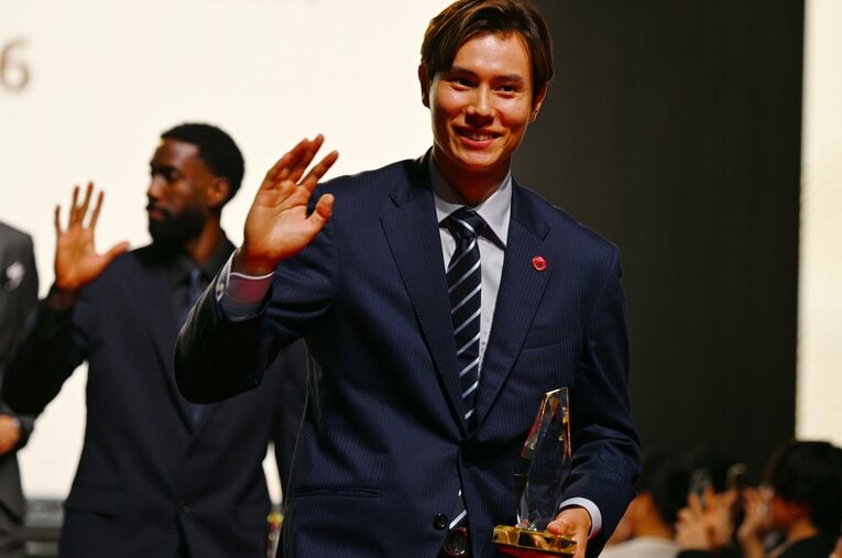 スーツ姿でSVリーグのアワードに参加した高橋藍（24歳）。リーグ連覇は逃したが、2年連続でベスト6とレシーブ賞に選出された ／ photograph by MATSUO.K/AFLO SPORT