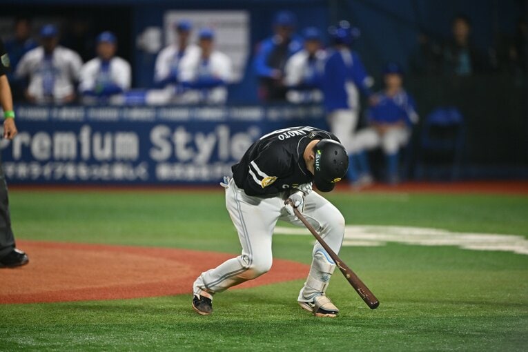 延長11回、山本が左前腕にモロに受けた死球の決定的瞬間　©️Hideki Sugiyamai