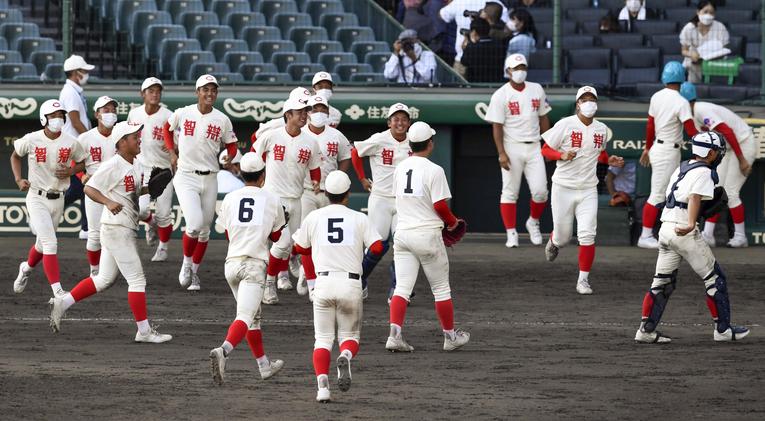 3度目の優勝を決めた智弁和歌山ナイン　©︎KYODO