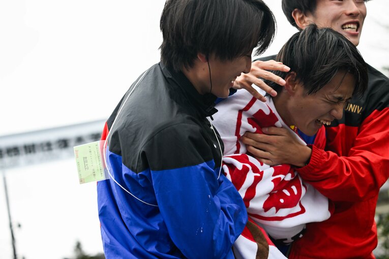 ゴール後、チームの仲間に支えられる吉田。東海大の環境では燻ぶってしまった気持ちを受け止めてもらえたようだった　©︎Nanae Suzuki