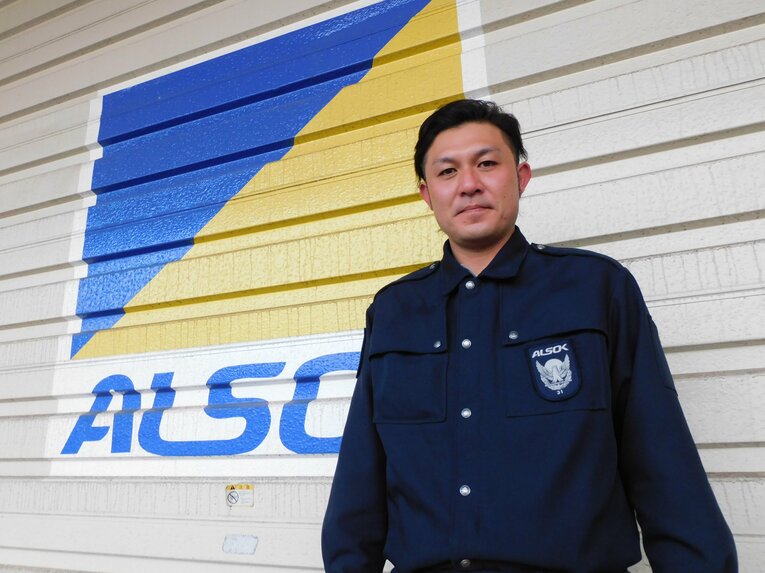 現在は「ALSOK秋田」で現金輸送の仕事に就く辻内さん　©︎Haruka Sato
