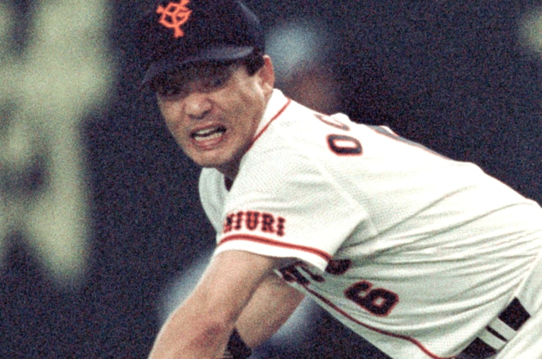 1996年の日本シリーズ。鬼の形相でボールにくらいつく落合博満（42歳） ／ photograph by Sankei Shimbun