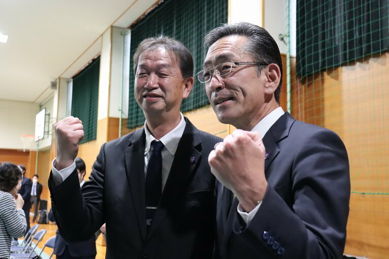 ガッツポーズの佐々木順一朗監督（左）　©️Genki Taguchi