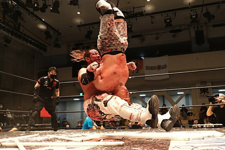 “デスマッチのカリスマ”葛西純、後楽園復帰戦での死闘と笑顔の理由。(2)