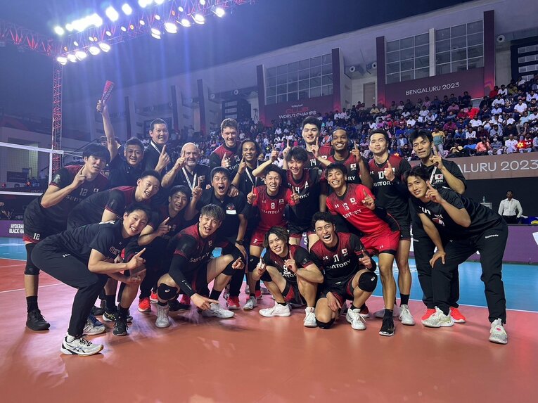 昨季はVリーグ3連覇を逃したサントリーサンバーズ。今季は日本代表ミドルブロッカー小野寺太志を補強するなど、王者奪還に向けて着々と歩みを進めている　©︎SUNTORY SUNBIRDS