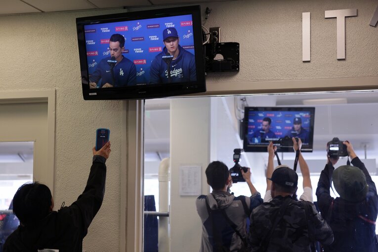 直接見れない記者もいたが、多くのメディアが集結。水原一平元通訳のことを会見が進むに従って、「彼」「一平さん」と呼称がもとに戻るなど感情の揺れ動きも見てとれた　©JIJI PRESS