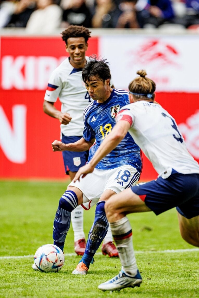 三笘薫のゴール連続写真（4／8）　©Kiichi Matsumoto