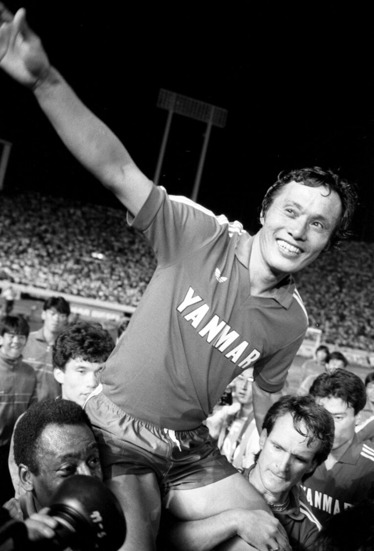 国立競技場での引退試合（1984年）でペレ（左下）らに肩車されながら6万人の大観衆に手を振る釜本邦茂　©︎KYODO　