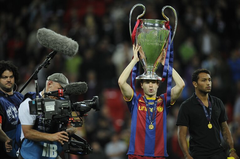 ビッグイヤーを頭に乗せるイニエスタ　©Takuya Sugiyama