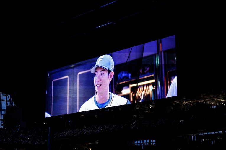 スクリーンに映し出された昨年の首位打者・松本剛　©︎Kiichi Matsumoto