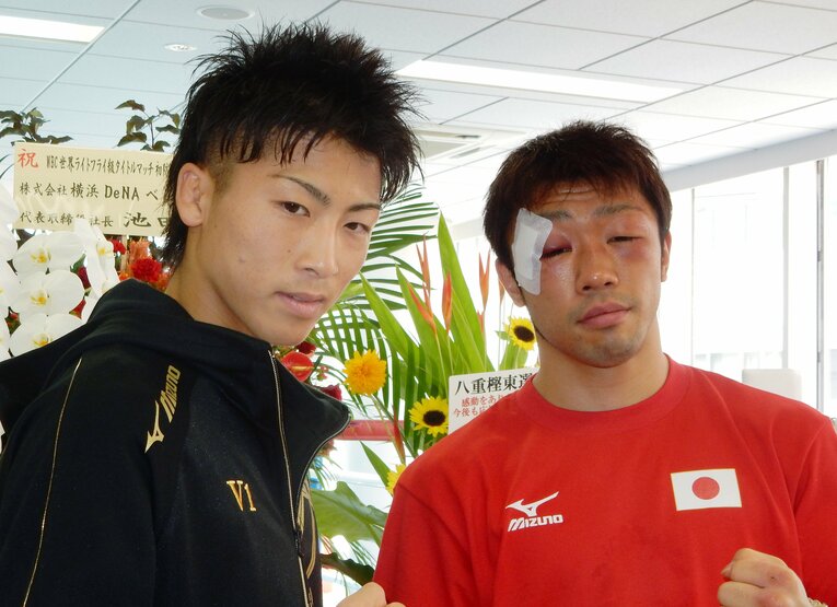 2014年9月、ローマン・ゴンサレスに敗れ一夜明けた八重樫東。左は井上尚弥　©JIJI PRESS