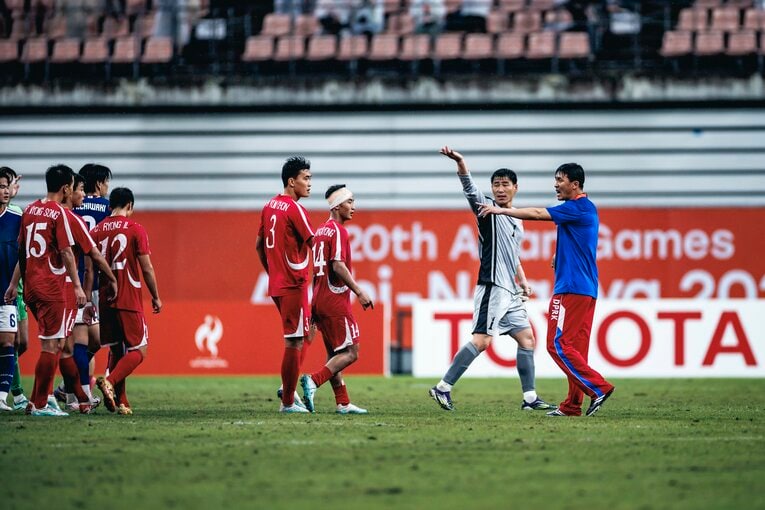 アジア大会サッカー準々決勝・試合後に北朝鮮の選手たちは整列・握手をすることはなかった（全4枚の1枚目）©️Kiichi Matsumoto
