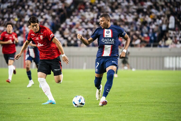 酒井とムバッペのマッチアップ　©Asami Enomoto