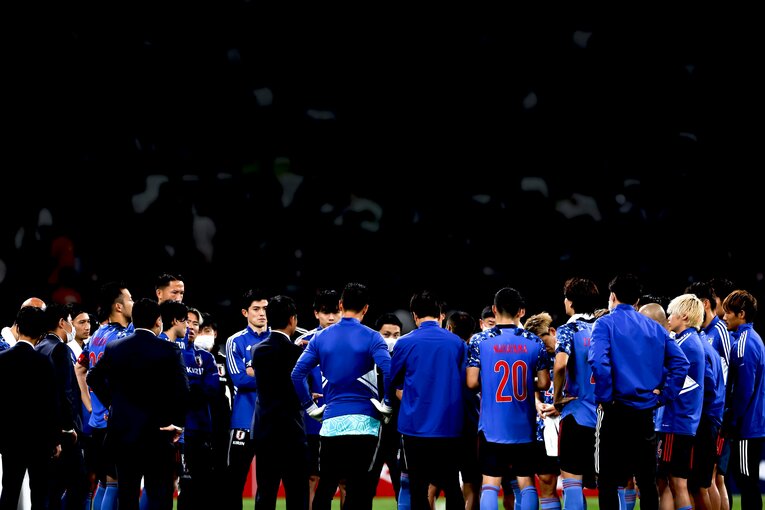 ブラジル後、国立競技場のピッチに選手を集めた森保監督　©Kiichi Matsumoto/JMPA