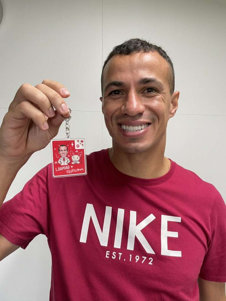 けんけつちゃんキーホルダーを持つレアンドロ・ダミアン　※クラブ提供