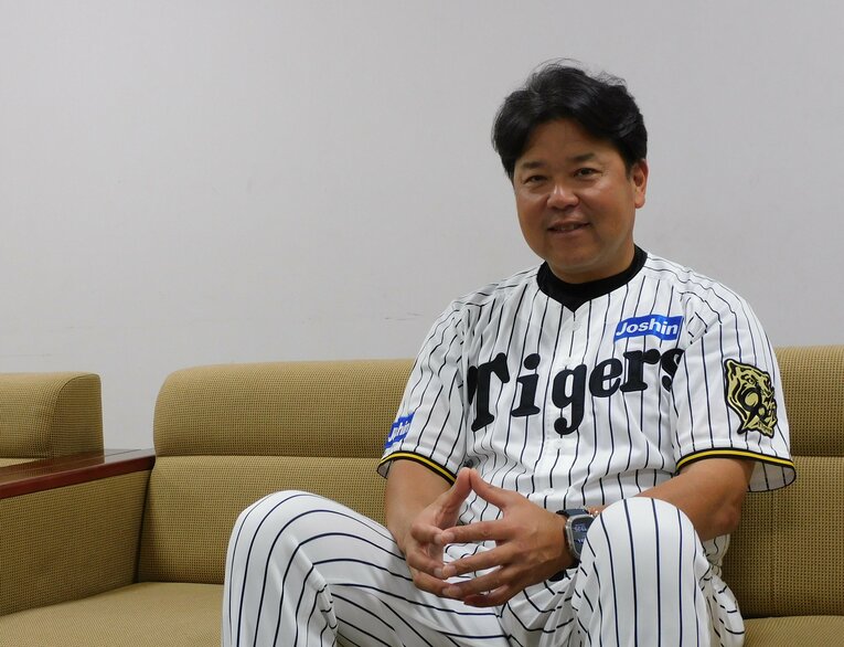 NumberWebのインタビューに応じた野村克則氏（52歳）。現在、阪神タイガースで一軍バッテリーコーチをつとめる　©NumberWeb