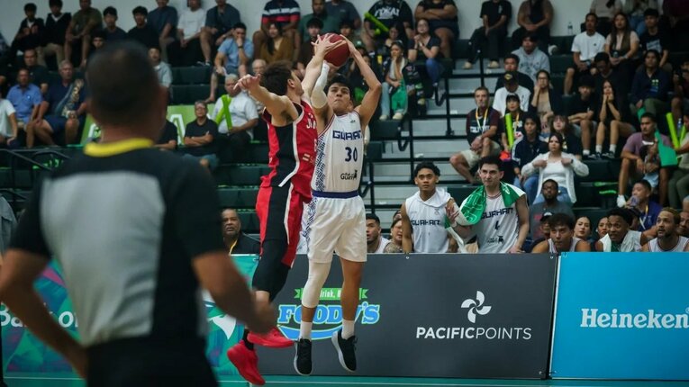 シュート精度が上がらない中で、ディフェンス面など様々な引出しを見せたグアム戦での比江島　©FIBA